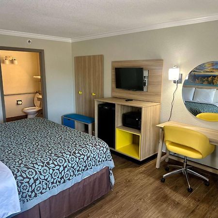 Days Inn By Wyndham Houston East Extérieur photo