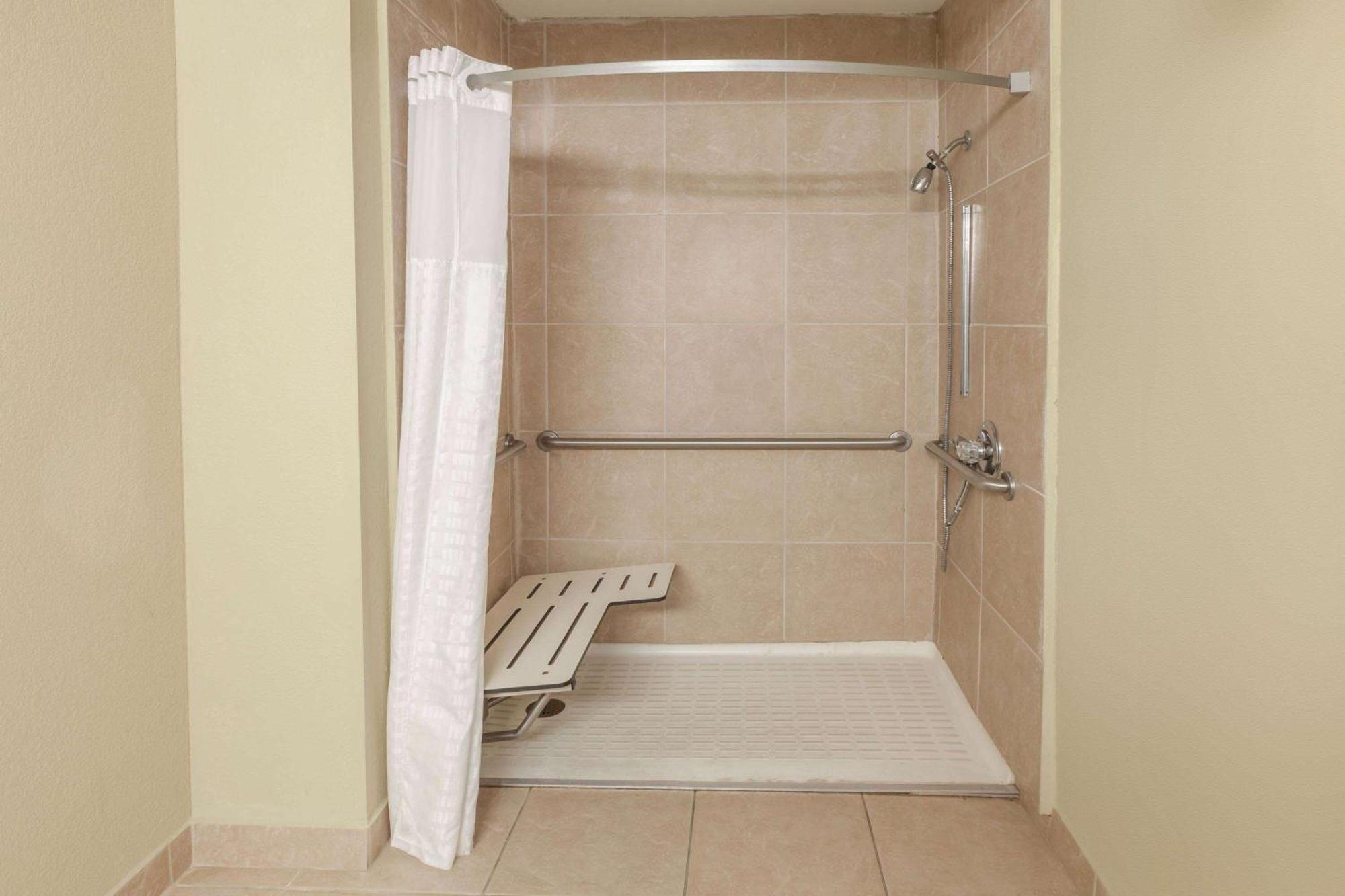 Days Inn By Wyndham Houston East Extérieur photo