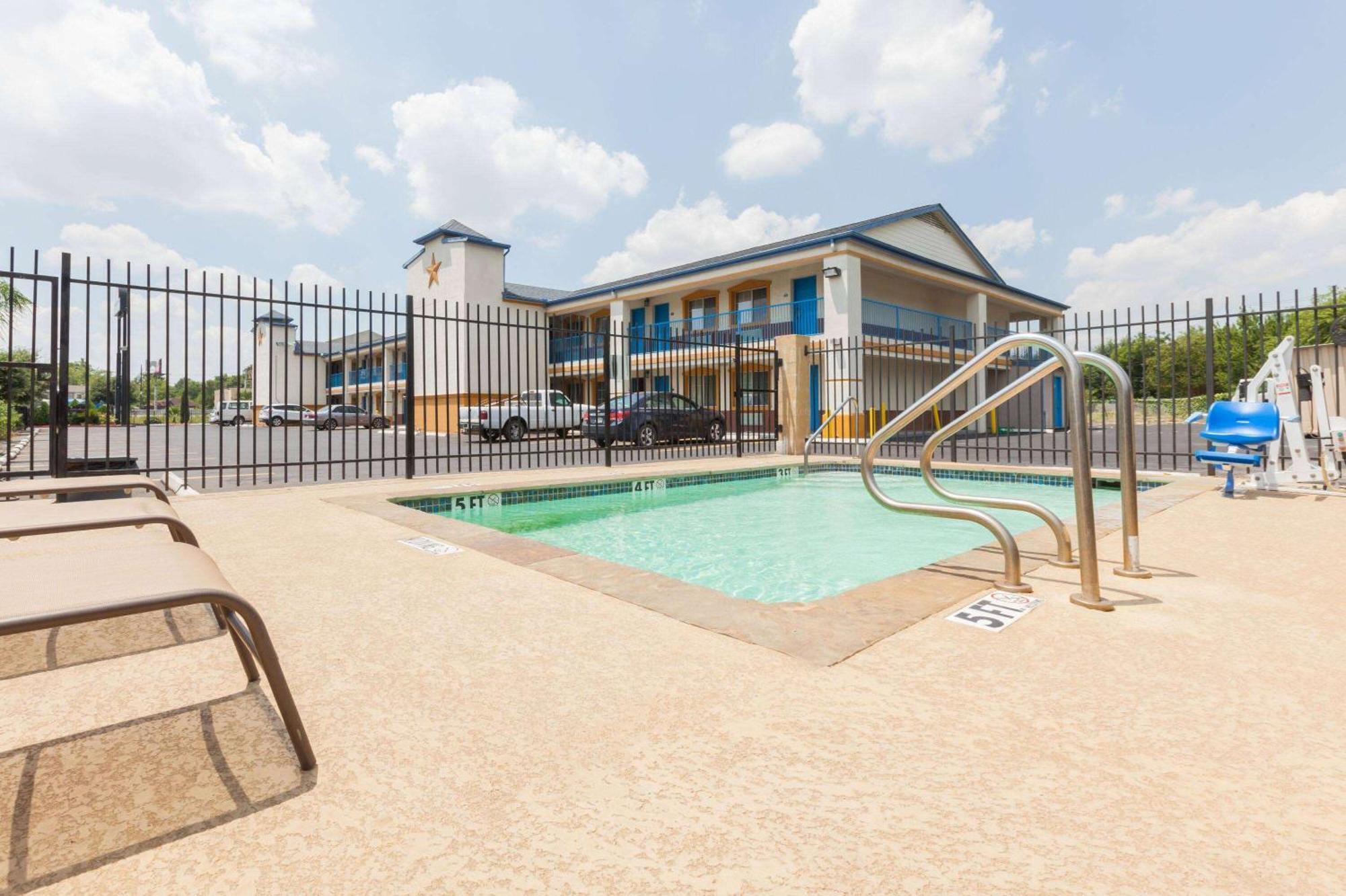 Days Inn By Wyndham Houston East Extérieur photo