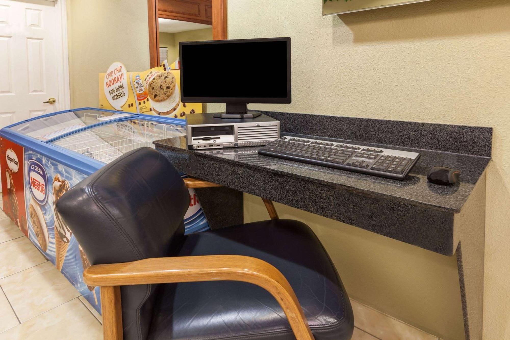 Days Inn By Wyndham Houston East Extérieur photo