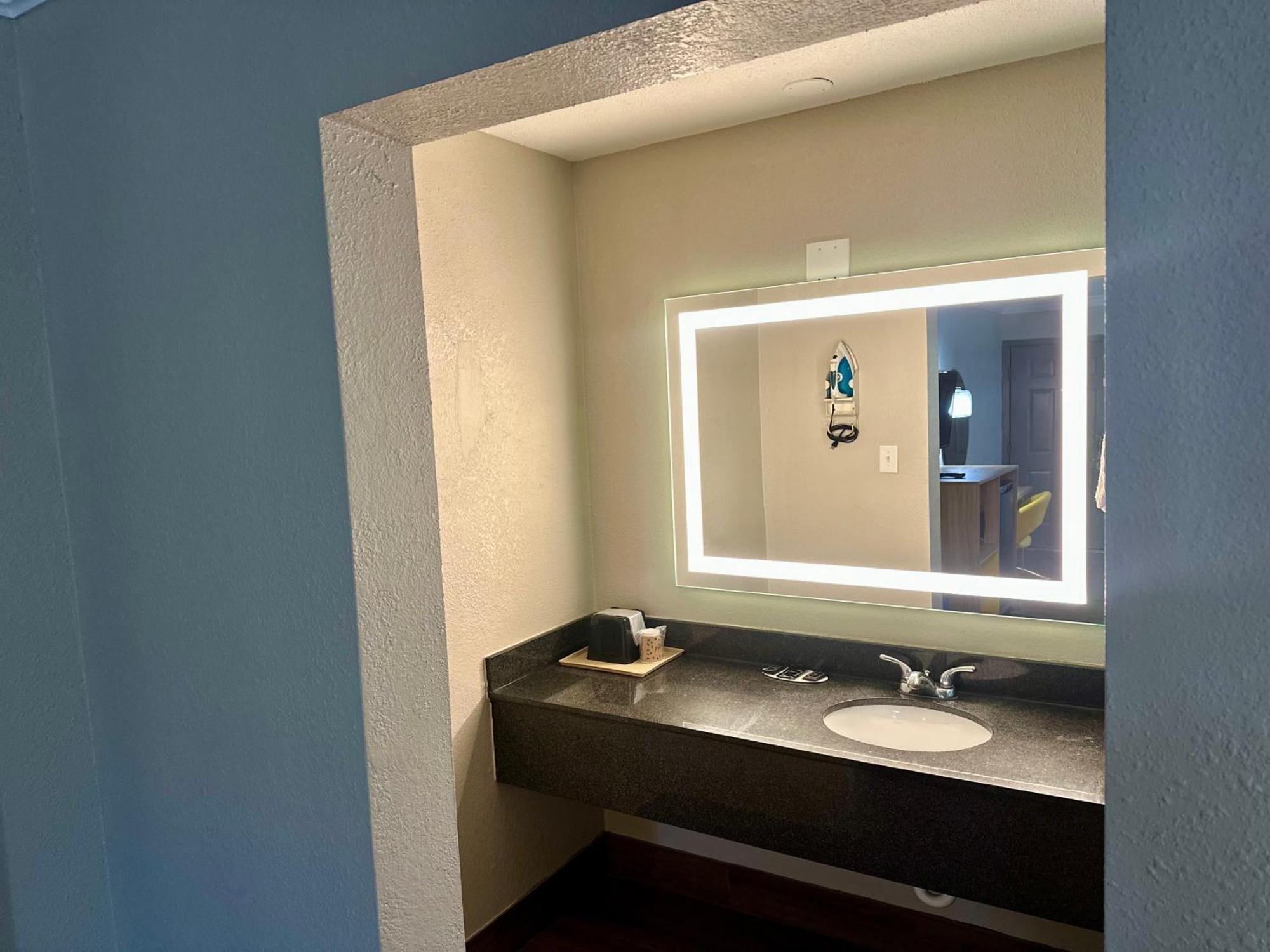 Days Inn By Wyndham Houston East Extérieur photo