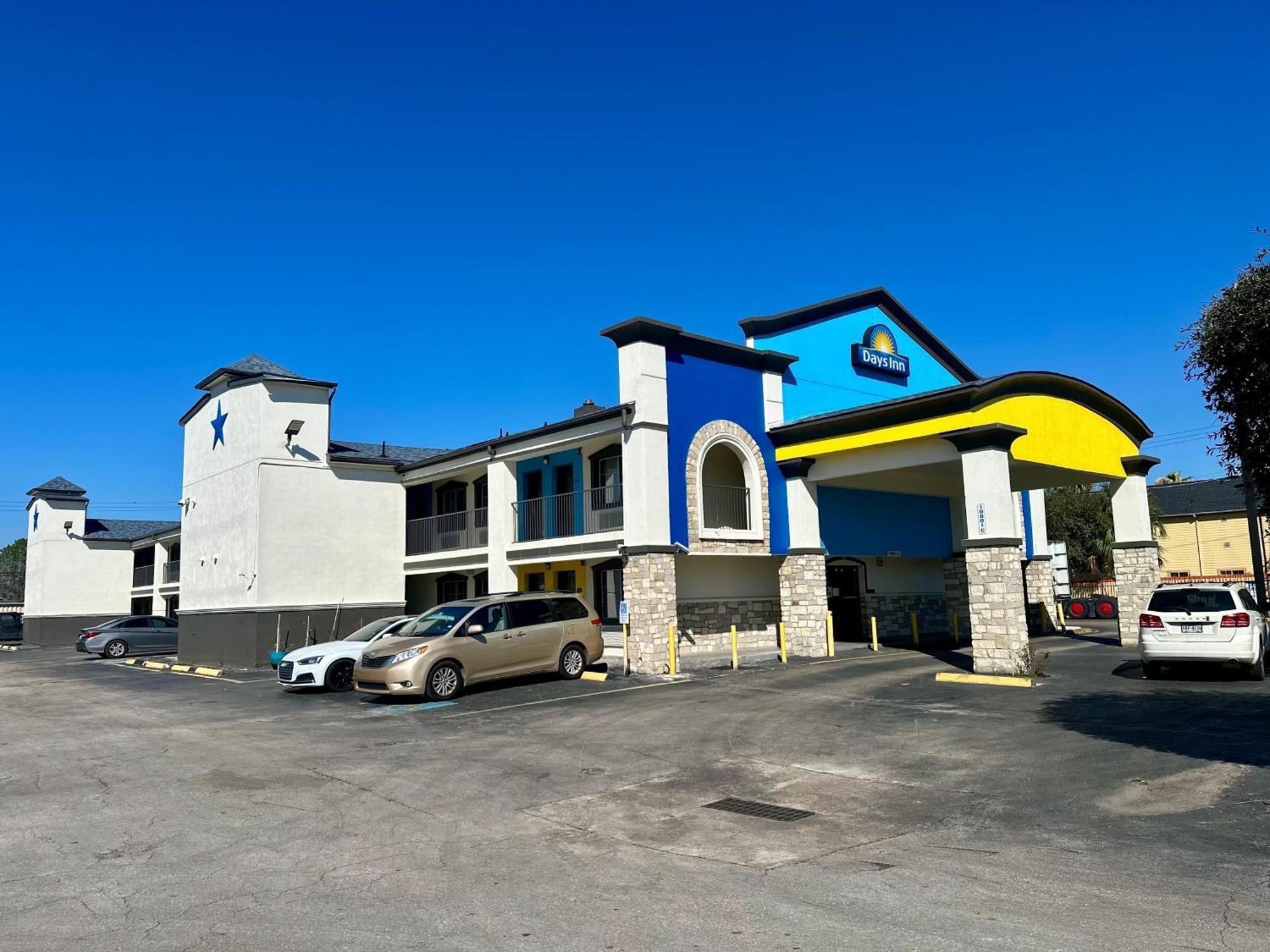 Days Inn By Wyndham Houston East Extérieur photo