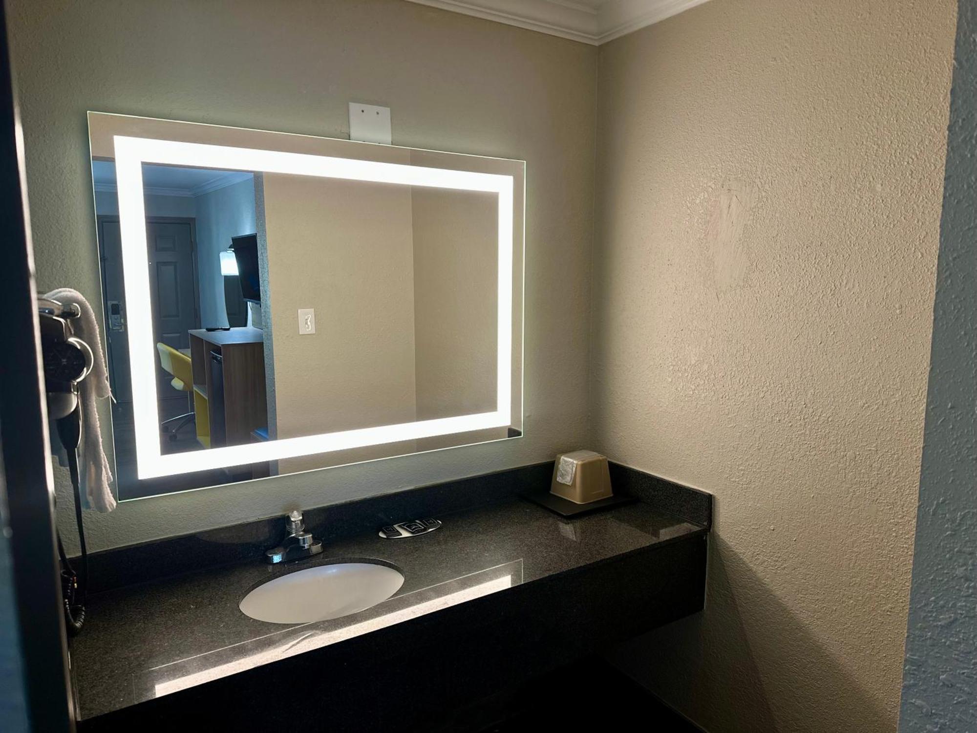 Days Inn By Wyndham Houston East Extérieur photo