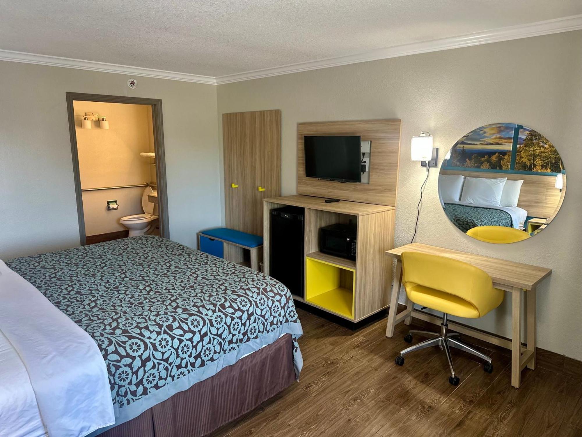 Days Inn By Wyndham Houston East Extérieur photo
