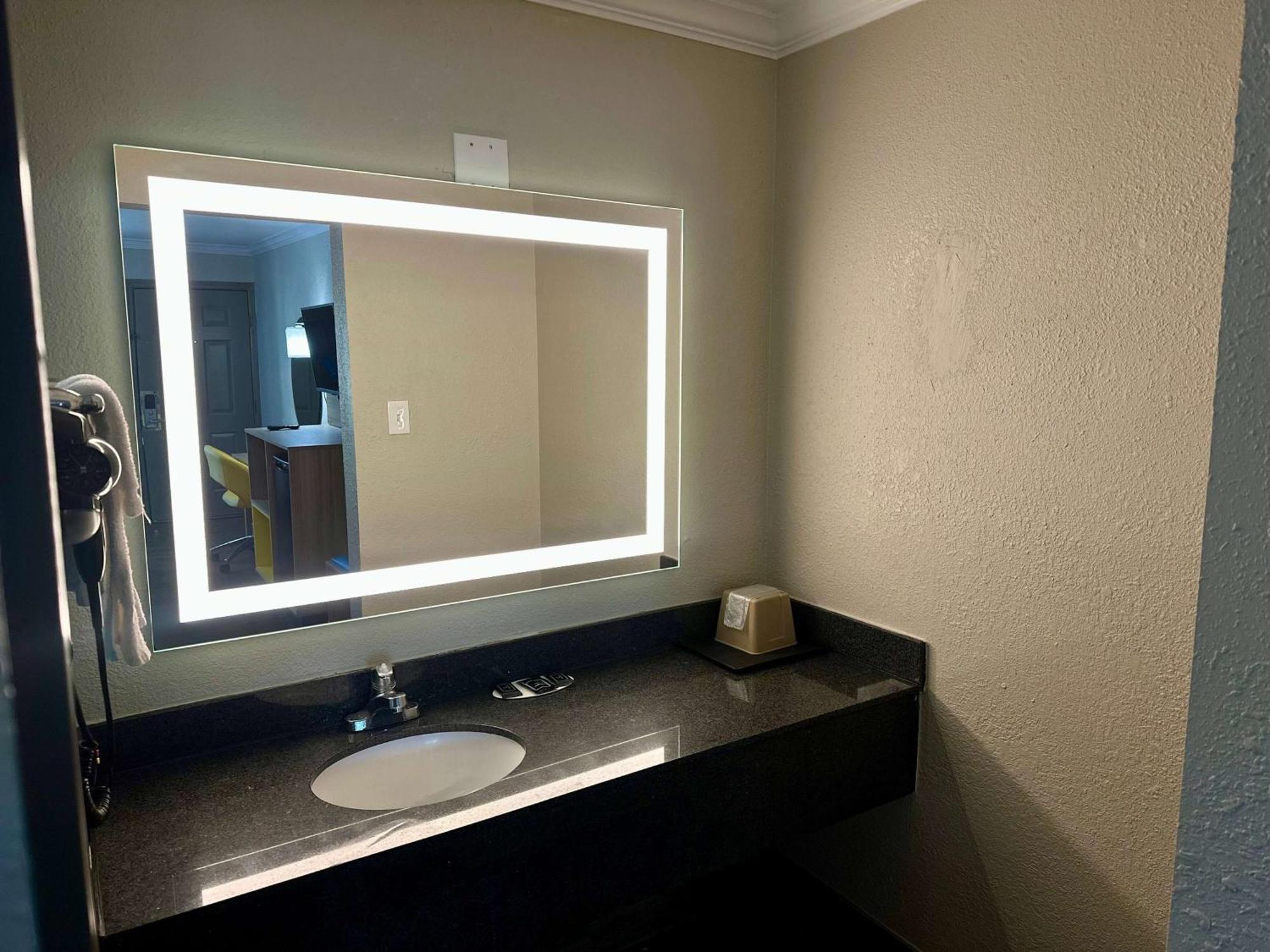 Days Inn By Wyndham Houston East Extérieur photo