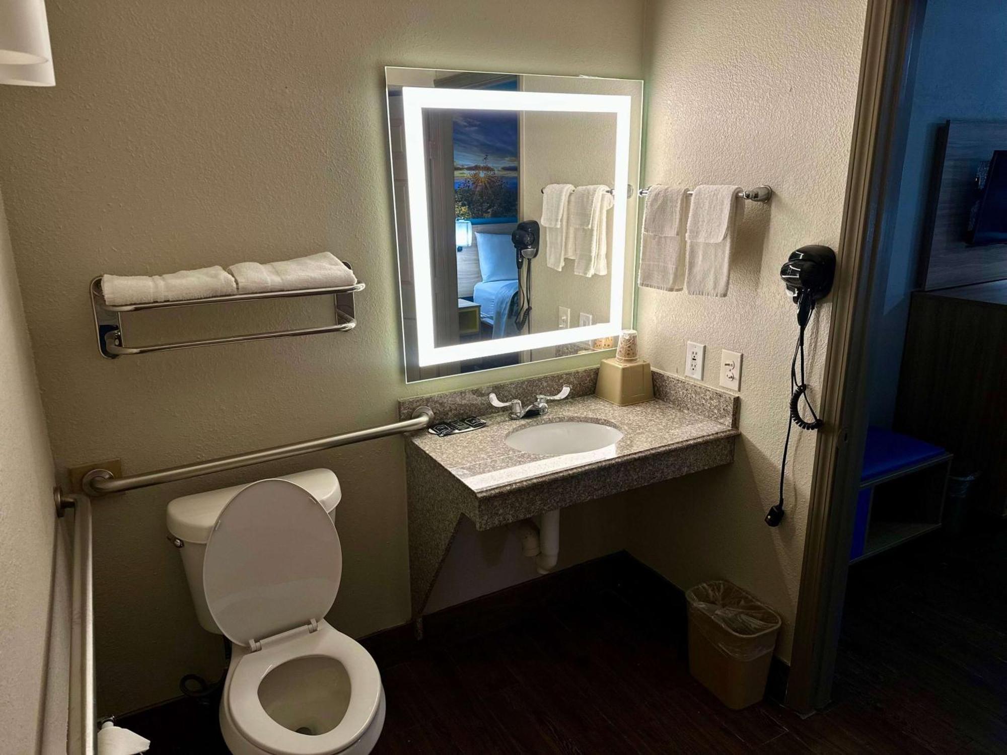 Days Inn By Wyndham Houston East Extérieur photo