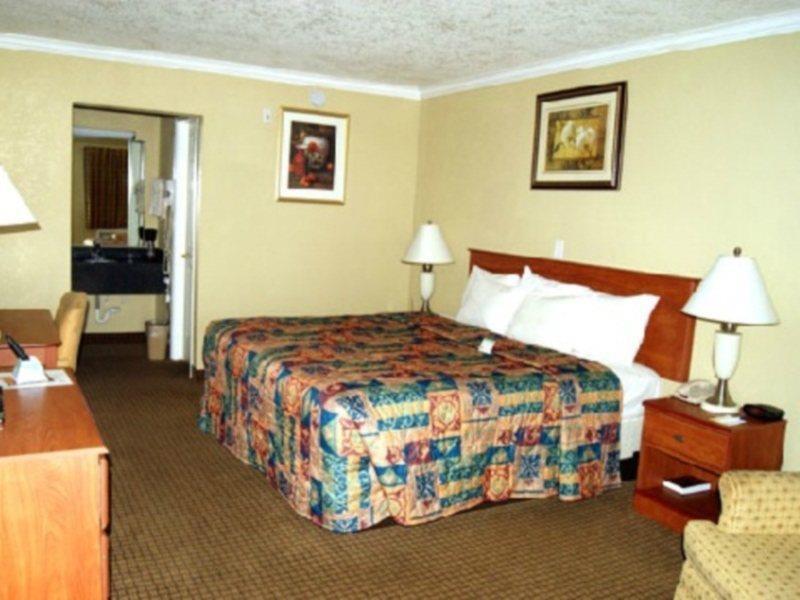 Days Inn By Wyndham Houston East Extérieur photo