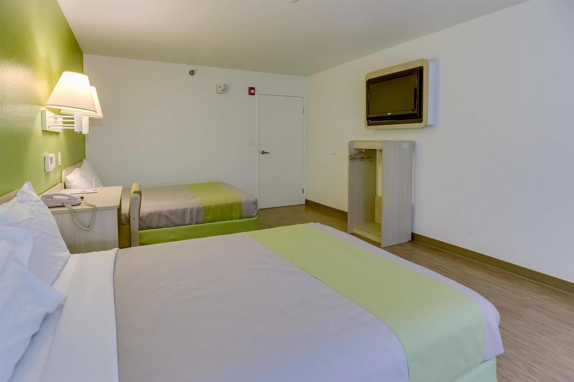 Days Inn By Wyndham Houston East Extérieur photo
