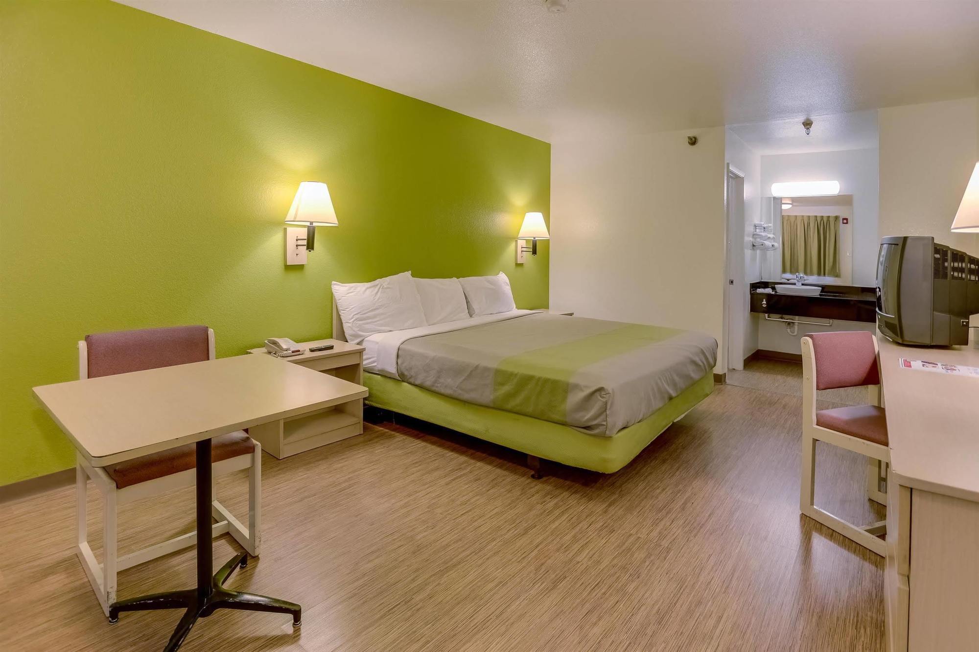 Days Inn By Wyndham Houston East Extérieur photo