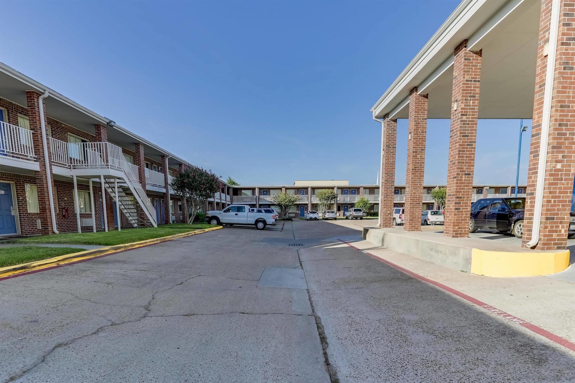 Days Inn By Wyndham Houston East Extérieur photo