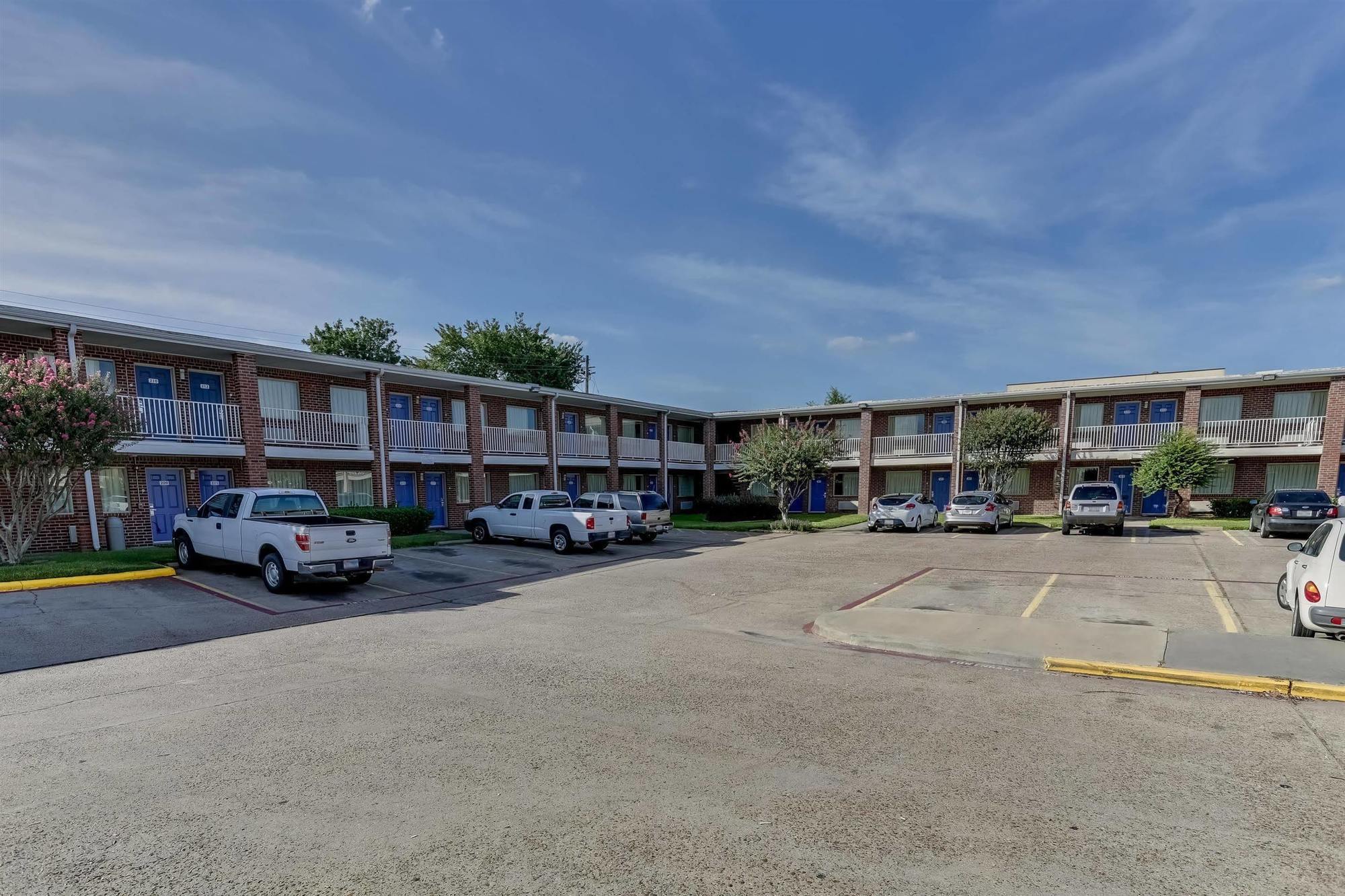 Days Inn By Wyndham Houston East Extérieur photo