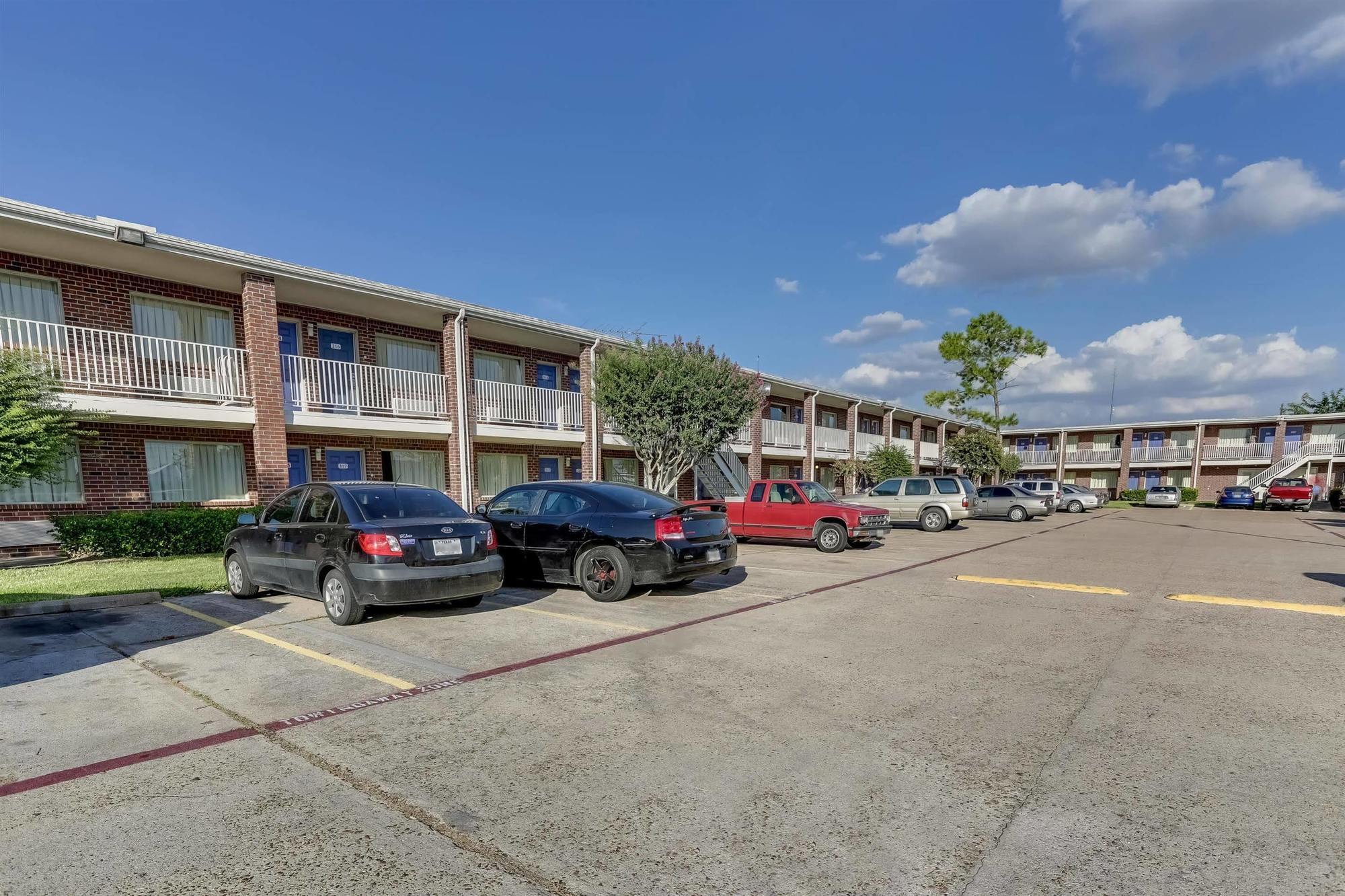 Days Inn By Wyndham Houston East Extérieur photo